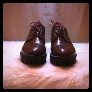 Platform brown dress shoe